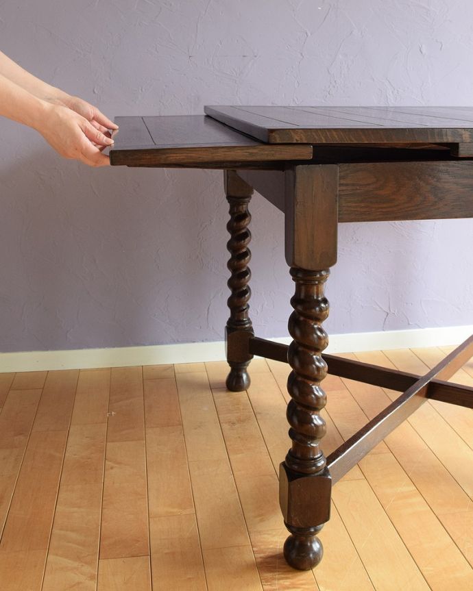 アンティーク家具 英国輸入のアンティーク家具、使う人数に合わせてサイズが変えられるドローリーフテーブル（ダイニングテーブル）。誰でもカンタン！引っ張るだけでOK。(k-1850-f)