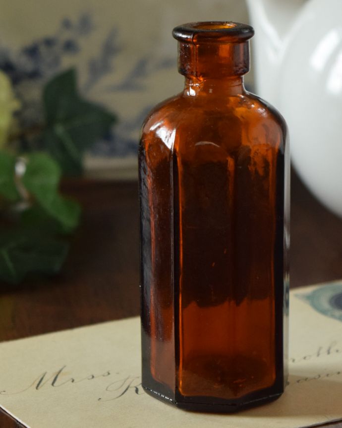 アンティーク ガラスボトル　アンティーク雑貨　イギリスから届いたアンティーク雑貨、茶色の小さなガラスボトル。ほっこりした気分になるアンティークのガラス瓶今の時代、プラスチックやペットボトルが当たり前だけれど、当時はこんなに可愛いビンの中に入れられていたんだな･･･って。(k-1850-z)
