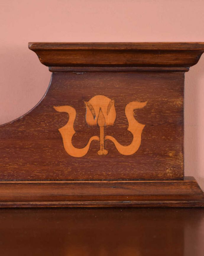 アンティークのキャビネット　アンティーク家具　象嵌が装飾された豪華なアンティーク家具、マホガニー材のミュージックキャビネット。美しい象嵌が残っています。(k-1851-f)