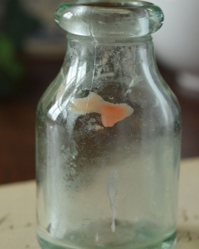 アンティーク ガラスボトル　アンティーク雑貨　イギリスからやってきたアンティーク雑貨、小さなガラスボトル。アンティークのため、多少の欠け・傷がある場合がありますが、使用上問題はありませんので、ご了承下さい。(k-1851-z)