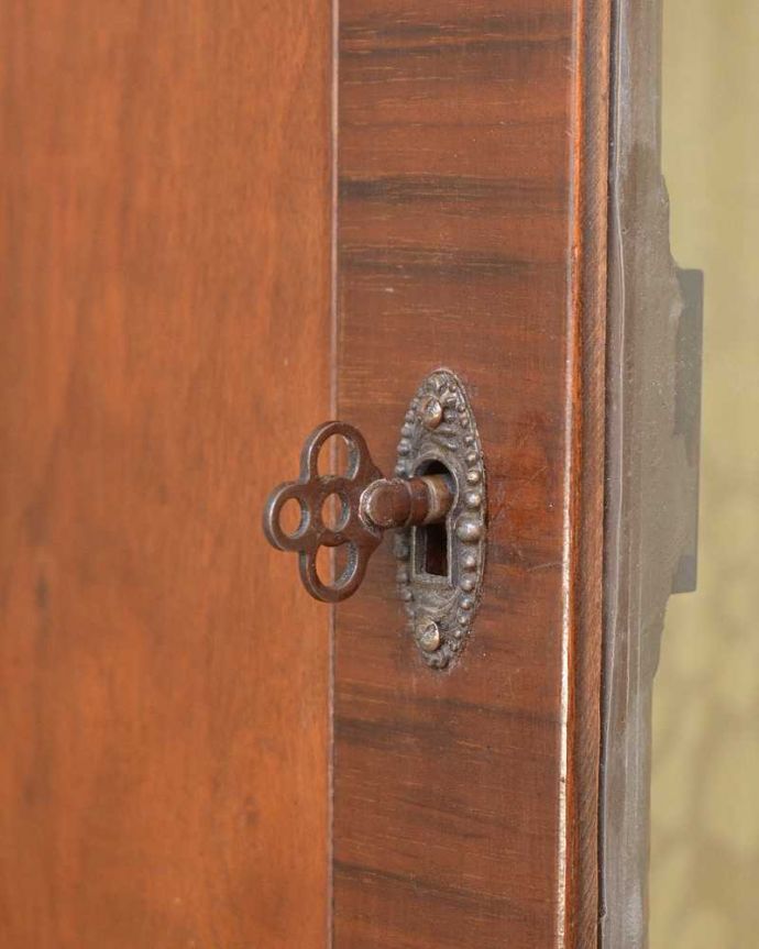 アンティークのキャビネット　アンティーク家具　装飾が上品なアンティーク家具、英国から届いたウォルナット材のコーナーキャビネット。開ける度にワクワク･･･ カギを使って扉を開ける度に、まるで宝箱を開けるみたいです。(k-1852-f)