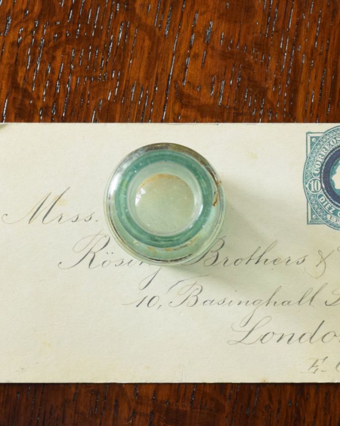 ナチュラルカントリースタイル　アンティーク雑貨　イギリス雑貨、１輪挿しにも使える小さいアンティークガラスボトル。アンティークのため、多少の欠け・傷がある場合がありますが、使用上問題はありませんので、ご了承下さい。(k-1853-z)