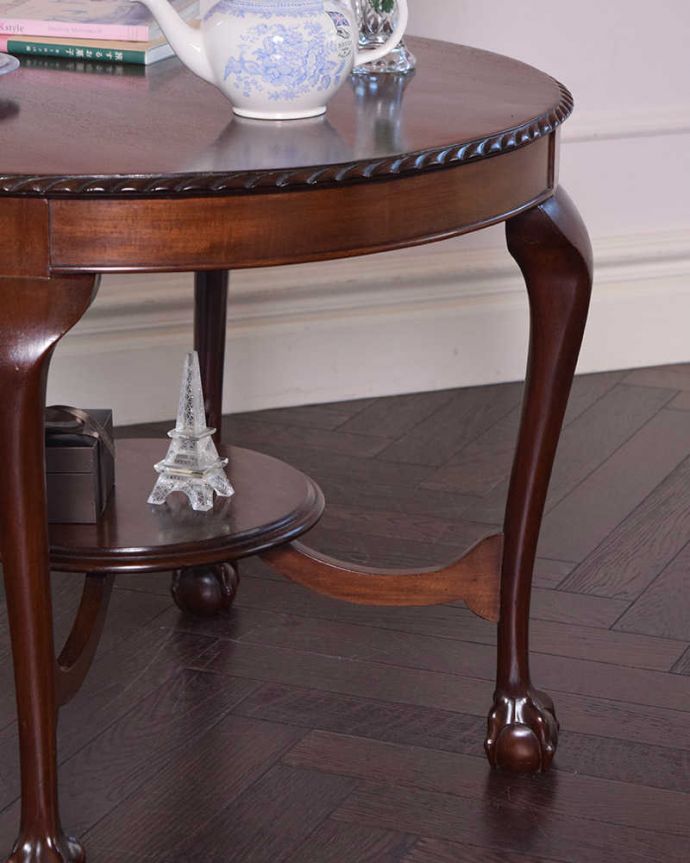 アンティークのテーブル　アンティーク家具　高級感があるアンティーク英国家具、棚が付いたオケージョナルテーブル。凝った彫りの入った脚のデザイン脚のデザインだけ見ても、アンティークらしさが感じられるんです。(k-1854-f)