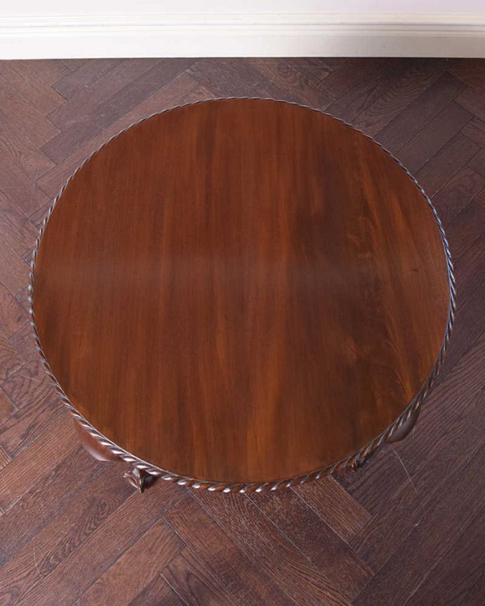 アンティークのテーブル　アンティーク家具　高級感があるアンティーク英国家具、棚が付いたオケージョナルテーブル。上から見るとこんな感じ。(k-1854-f)