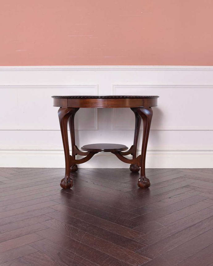 アンティークのテーブル　アンティーク家具　高級感があるアンティーク英国家具、棚が付いたオケージョナルテーブル。横から見た姿もステキ横から見るとこんな感じ。(k-1854-f)