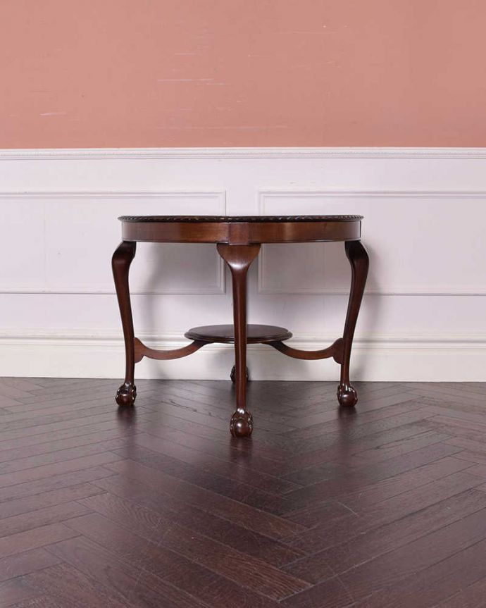 アンティークのテーブル　アンティーク家具　高級感があるアンティーク英国家具、棚が付いたオケージョナルテーブル。見る角度によって見え方が違う…見る場所、角度によって、なんだか違って見えるのも面白い。(k-1854-f)
