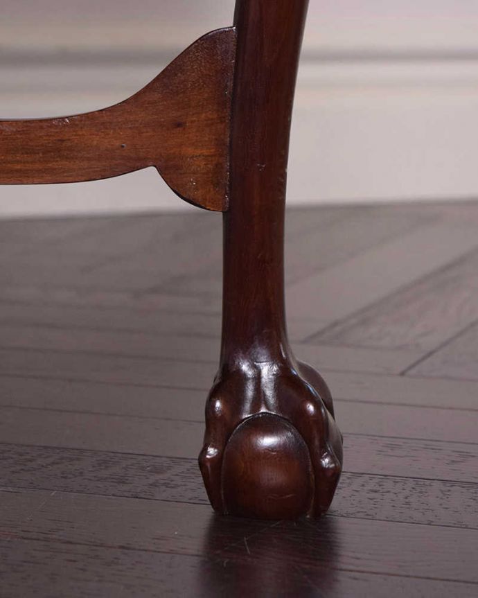 アンティークのテーブル　アンティーク家具　高級感があるアンティーク英国家具、棚が付いたオケージョナルテーブル。持ち上げなくても移動できます！Handleのアンティークは、脚の裏にフェルトキーパーをお付けしていますので、床を滑らせてれば移動が簡単です。(k-1854-f)