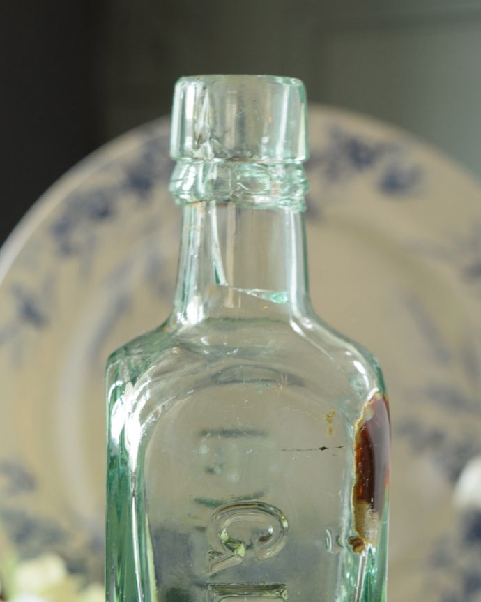 アンティーク ガラスボトル　アンティーク雑貨　イギリスからのアンティーク雑貨、１輪挿しにも使えるアンティークガラスボトル。長年使われてきたボトルはとっても味わい深い一品です。(k-1854-z)