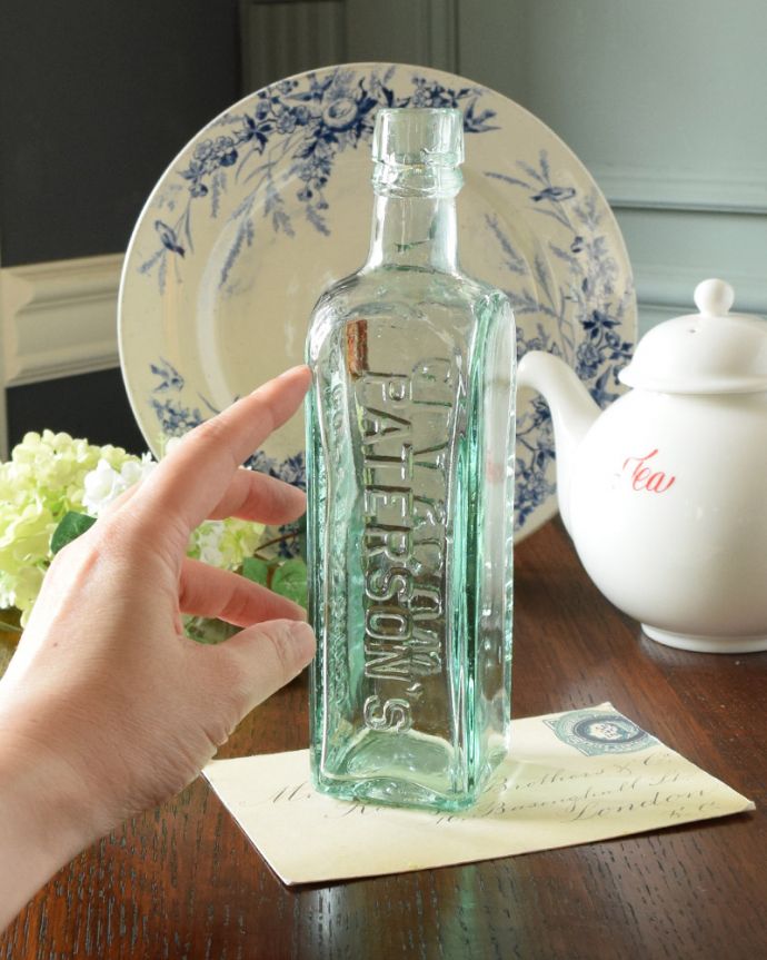 アンティーク ガラスボトル　アンティーク雑貨　イギリスからのアンティーク雑貨、１輪挿しにも使えるアンティークガラスボトル。いろんな大きさや形のガラスボトルを並べるだけでお洒落になります。(k-1854-z)