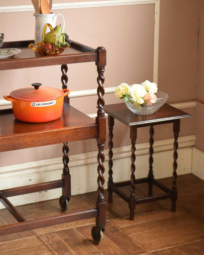 アンティークのテーブル　アンティーク家具　小さなテーブルがついた親子のトローリー、ツイストデザインの英国アンティーク家具。おシャレなワゴンは使い方自由自在いろんな用途で使えるワゴン。(k-1855-f)