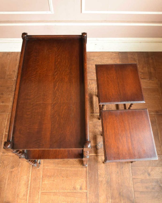 アンティークのテーブル　アンティーク家具　小さなテーブルがついた親子のトローリー、ツイストデザインの英国アンティーク家具。上から見るとこんな形です修復にもいろんな方法がありますが、Handleではこだわって仕上げています。(k-1855-f)
