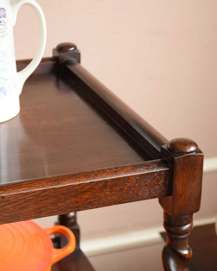 アンティークのテーブル　アンティーク家具　小さなテーブルがついた親子のトローリー、ツイストデザインの英国アンティーク家具。ちょっとしたこだわりワゴンと言っても現代のものとは全然違う･･･風合いもいいんです。(k-1855-f)