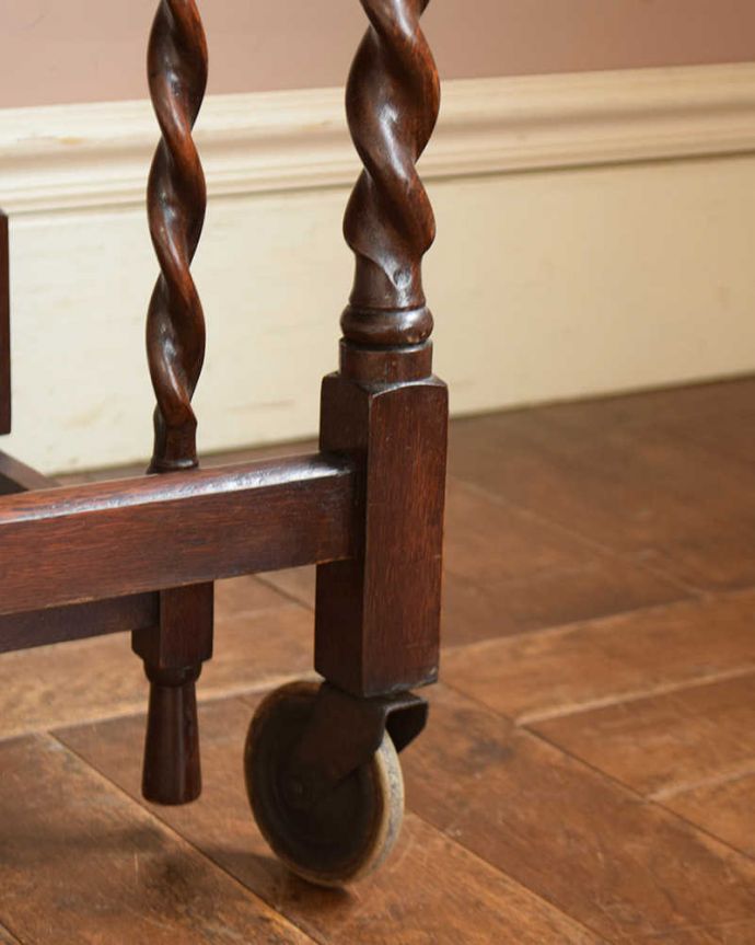 アンティークのテーブル　アンティーク家具　小さなテーブルがついた親子のトローリー、ツイストデザインの英国アンティーク家具。ちゃんと動きます脚先にはキャスターが。(k-1855-f)