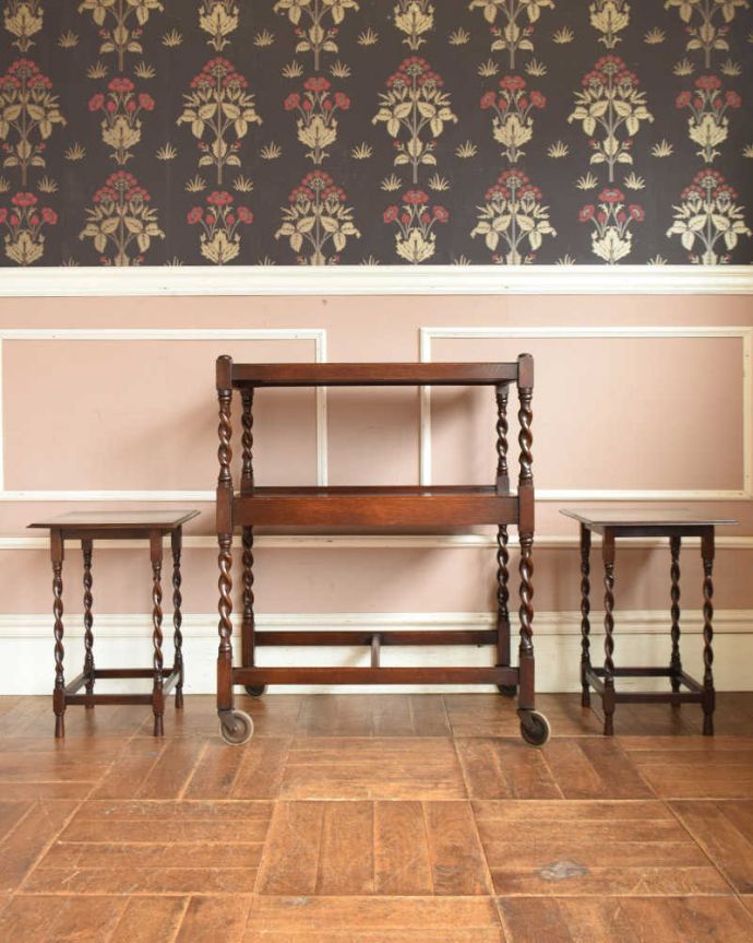 アンティークのテーブル　アンティーク家具　小さなテーブルがついた親子のトローリー、ツイストデザインの英国アンティーク家具。横からみるとこんな感じです。(k-1855-f)