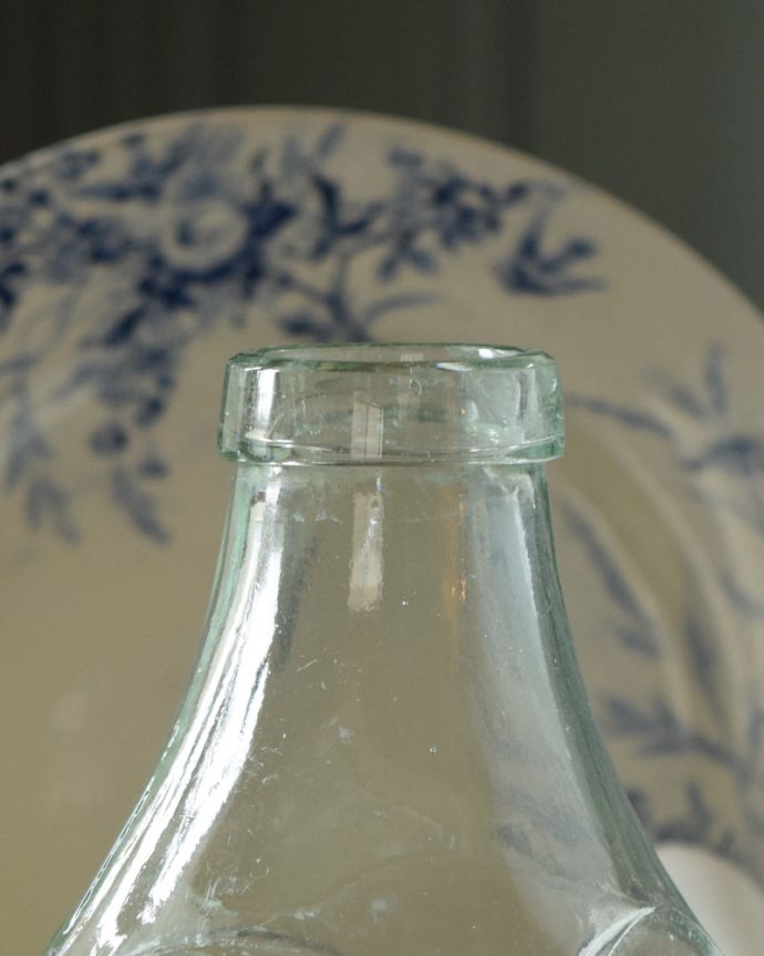 ナチュラルカントリースタイル　アンティーク雑貨　窓辺に並べて可愛いイギリスの雑貨、アンティークガラスボトル。長年使われてきたボトルはとっても味わい深い一品です。(k-1855-z)