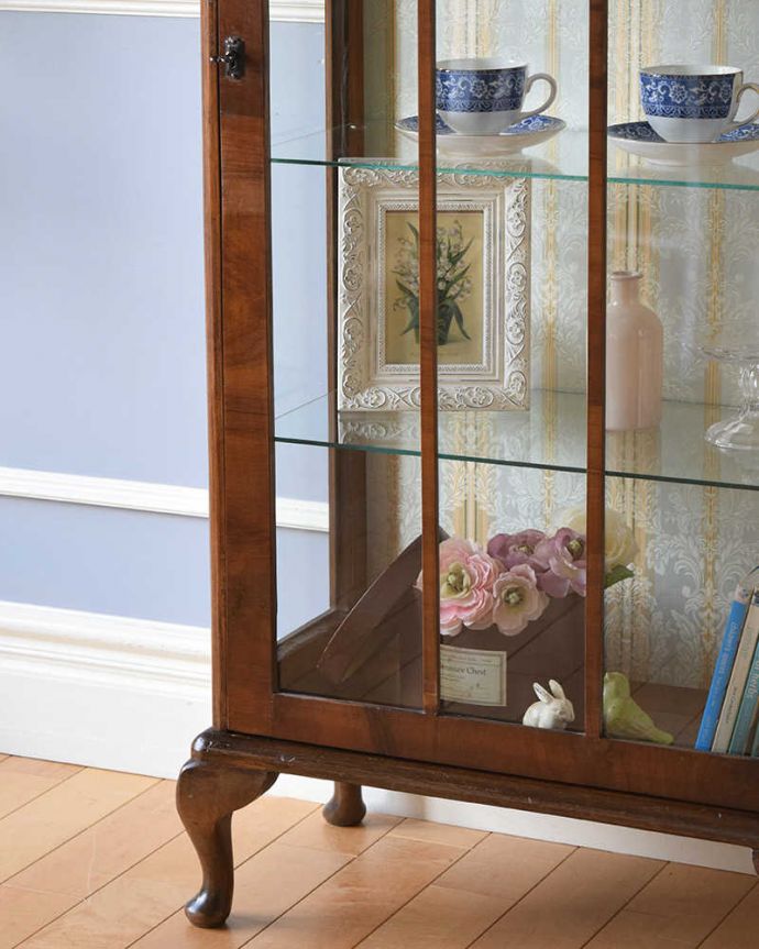 アンティークのキャビネット　アンティーク家具　シンプルな美しさが大人っぽい、ウォルナット材のアンティークガラスキャビネット。ガラス越しに中をのぞいてみると･･･中に入れたものが、なんだかちょっと高級に見えちゃうんです。(k-1856-f)