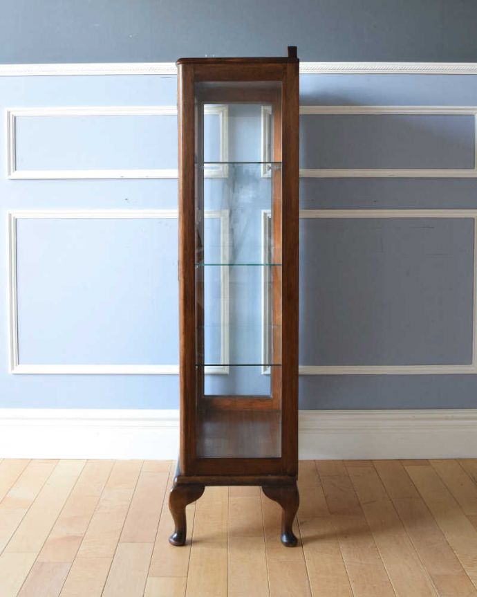 アンティークのキャビネット　アンティーク家具　シンプルな美しさが大人っぽい、ウォルナット材のアンティークガラスキャビネット。横から見ると･･･横面もガラス。(k-1856-f)