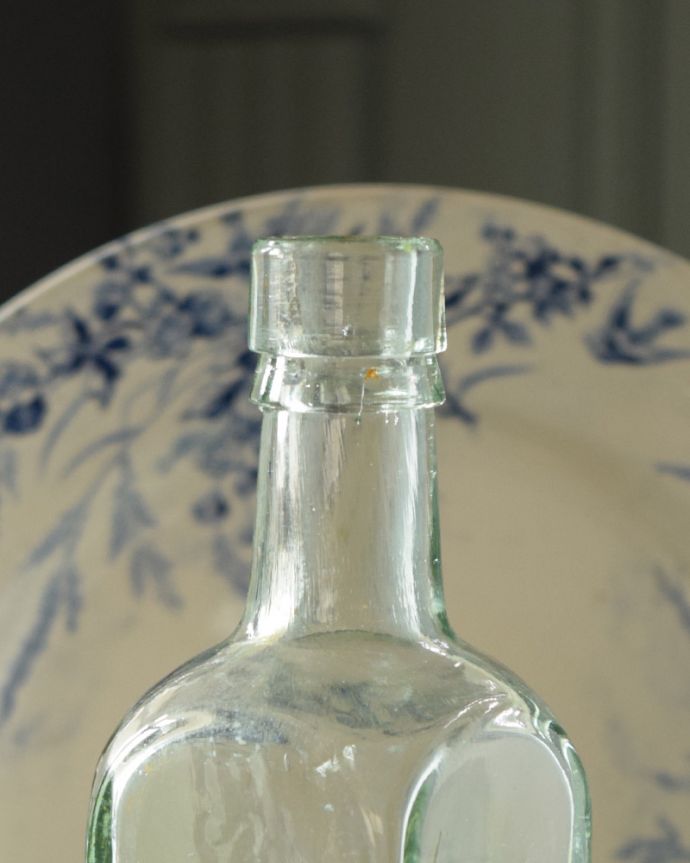 アンティーク ガラスボトル　アンティーク雑貨　エンボス加工のアンティーク雑貨、花瓶にオススメのガラスボトル。長年使われてきたボトルはとっても味わい深い一品です。(k-1856-z)