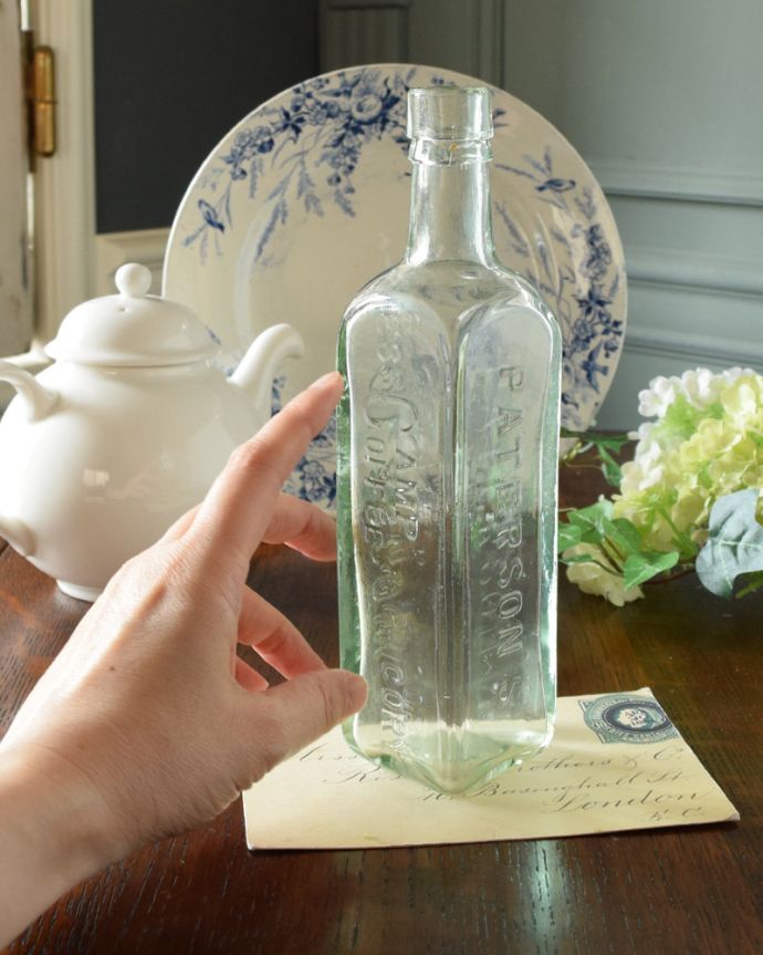 アンティーク ガラスボトル　アンティーク雑貨　エンボス加工のアンティーク雑貨、花瓶にオススメのガラスボトル。いろんな大きさや形のガラスボトルを並べるだけでお洒落になります。(k-1856-z)