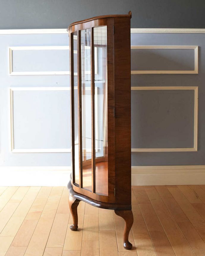 アンティークのキャビネット　アンティーク家具　クラシックな英国のアンティーク家具、ガラスキャビネット（飾り棚）。サイドからもたっぷりの光背板の部分以外は全てガラス。(k-1857-f)