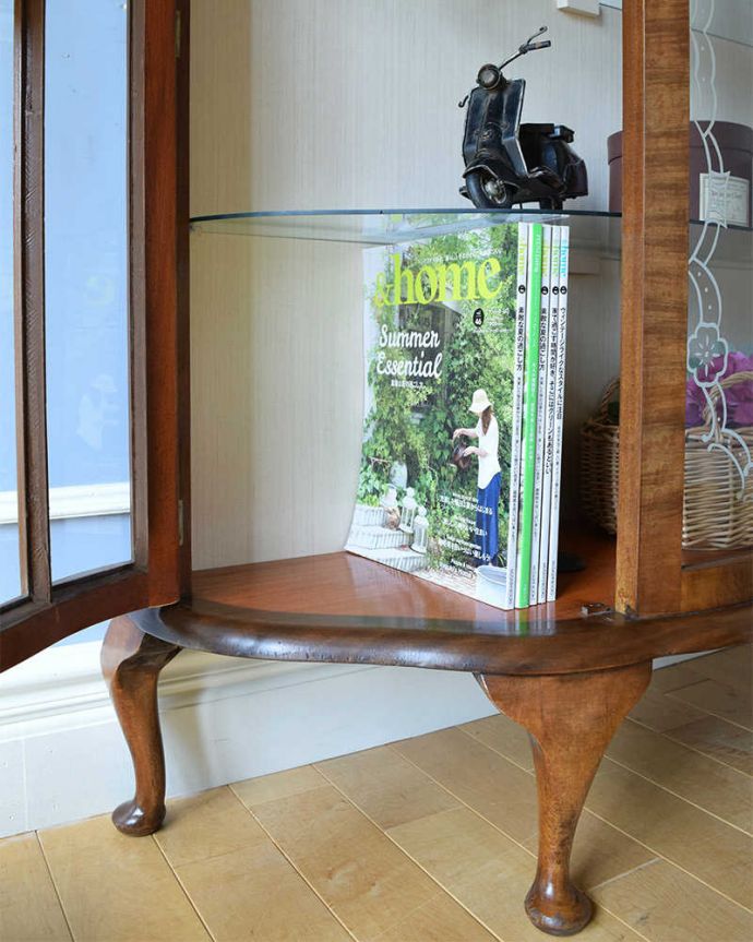 アンティークのキャビネット　アンティーク家具　クラシックな英国のアンティーク家具、ガラスキャビネット（飾り棚）。A4サイズの雑誌までしっかり収納出来ちゃう大きさ。(k-1857-f)