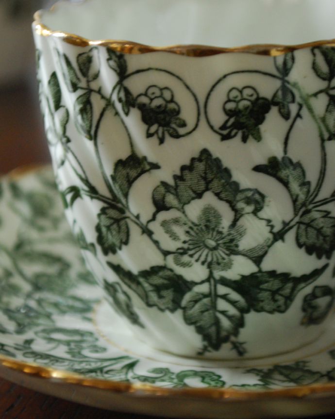 アンティーク 陶磁器の雑貨　アンティーク雑貨　落ち着いたグリーンの草花×金彩が美しい、英国輸入のアンティーク　カップ＆ソーサー。草花が、統一されたアンティークグリーンで仕上げられています。(k-1857-z)