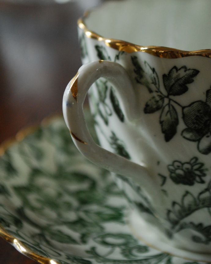 アンティーク 陶磁器の雑貨　アンティーク雑貨　落ち着いたグリーンの草花×金彩が美しい、英国輸入のアンティーク　カップ＆ソーサー。縁どりや、持ち手には美しい金彩が装飾されています。(k-1857-z)