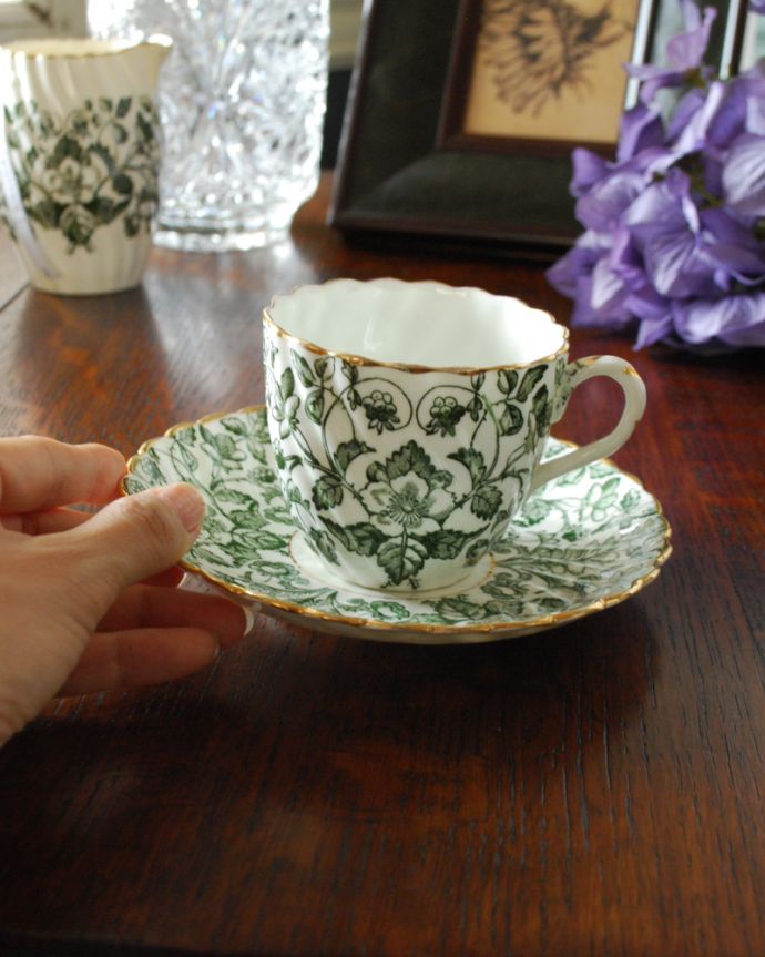 アンティーク 陶磁器の雑貨　アンティーク雑貨　落ち着いたグリーンの草花×金彩が美しい、英国輸入のアンティーク　カップ＆ソーサー。毎朝のコーヒーも食後の緑茶も楽しみになります。(k-1857-z)
