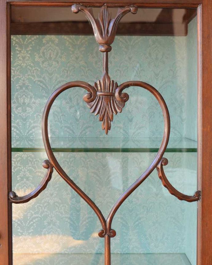 アンティークのキャビネット　アンティーク家具　豪華なアンティーク家具、マホガニー材のガラスキャビネット（ディスプレイキャビネット）。ガラスに描かれた優雅な模様木で作られた優雅な模様がガラス面を彩ります。(k-1858-f)
