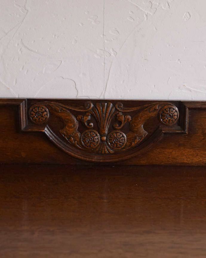 アンティークのチェスト　アンティーク家具　英国の重厚感あるアンティーク家具、装飾も美しい３段チェスト。装飾が丁寧に彫られています。(k-1859-f)