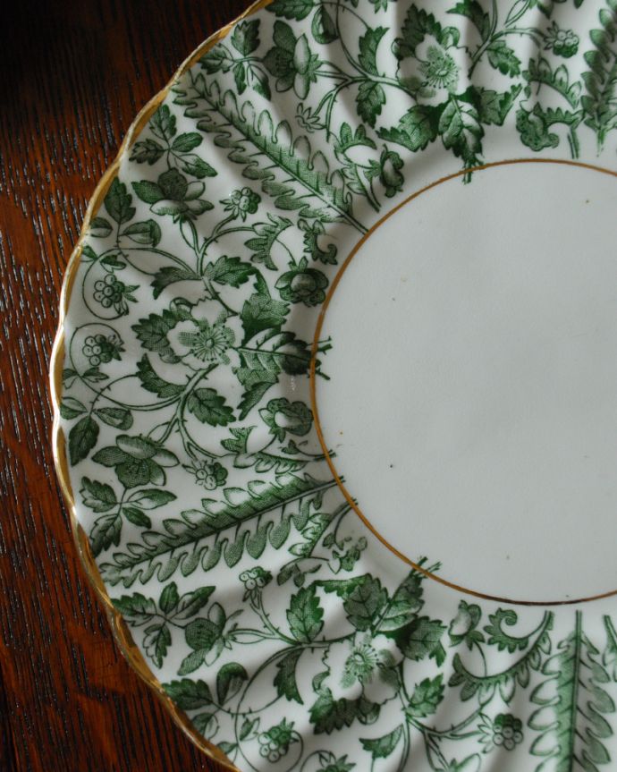 テーブルウェア(食器)　アンティーク雑貨　落ち着いたグリーンの草花×金彩が美しい、英国輸入のアンティーク　プレート(大)。草花が、統一されたアンティークグリーンで仕上げられています。(k-1859-z)