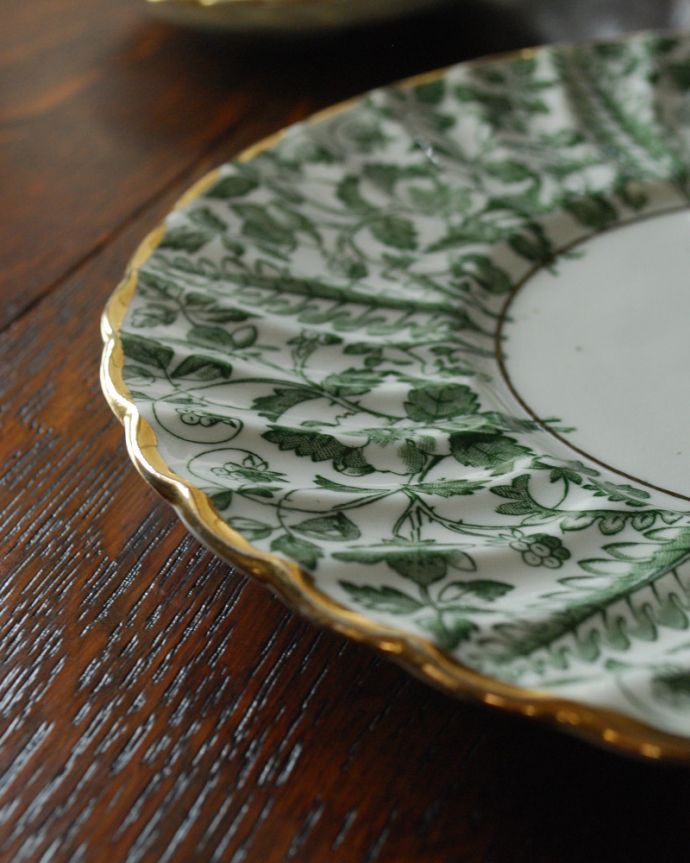 テーブルウェア(食器)　アンティーク雑貨　落ち着いたグリーンの草花×金彩が美しい、英国輸入のアンティーク　プレート(大)。縁どりには美しい金彩が装飾されています。(k-1859-z)