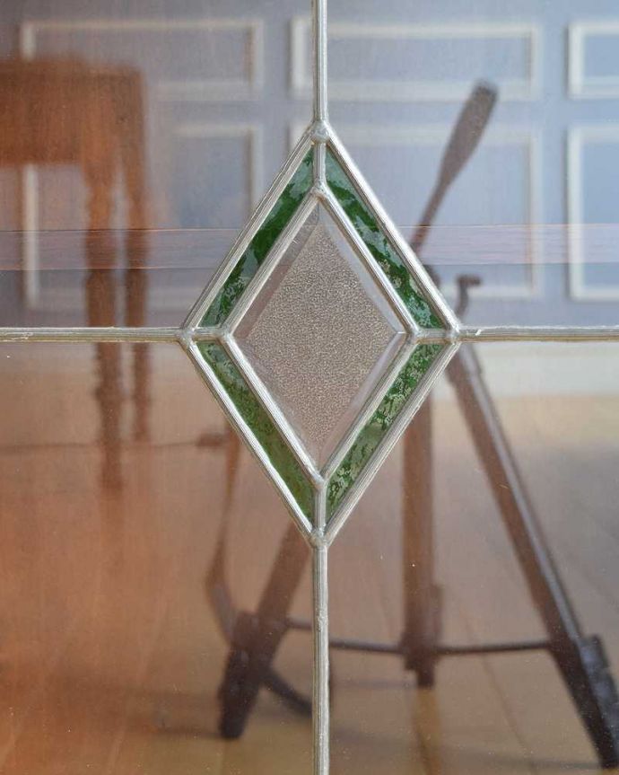 アンティークのキャビネット　アンティーク家具　片付けがスマートに決まる！ステンドグラスが入ったアンティークブックシェルフ。英国らしい装飾下扉には、英国家具らしいステンドグラス。(k-1860-f)
