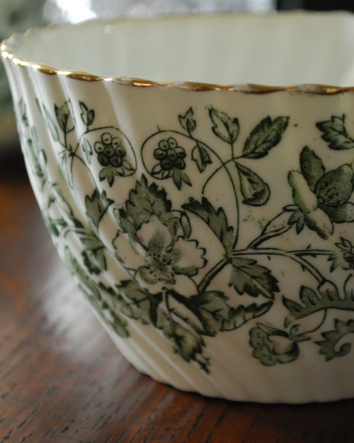 アンティーク 陶磁器の雑貨　アンティーク雑貨　落ち着いたグリーンの草花×金彩が美しい、英国輸入のアンティーク　ボウル(小)。草花が、統一されたアンティークグリーンで仕上げられています。(k-1860-z)
