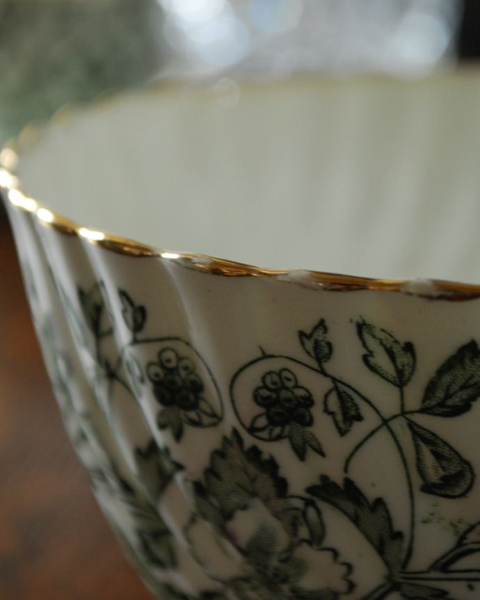 アンティーク 陶磁器の雑貨　アンティーク雑貨　落ち着いたグリーンの草花×金彩が美しい、英国輸入のアンティーク　ボウル(小)。縁どりには美しい金彩が装飾されています。(k-1860-z)