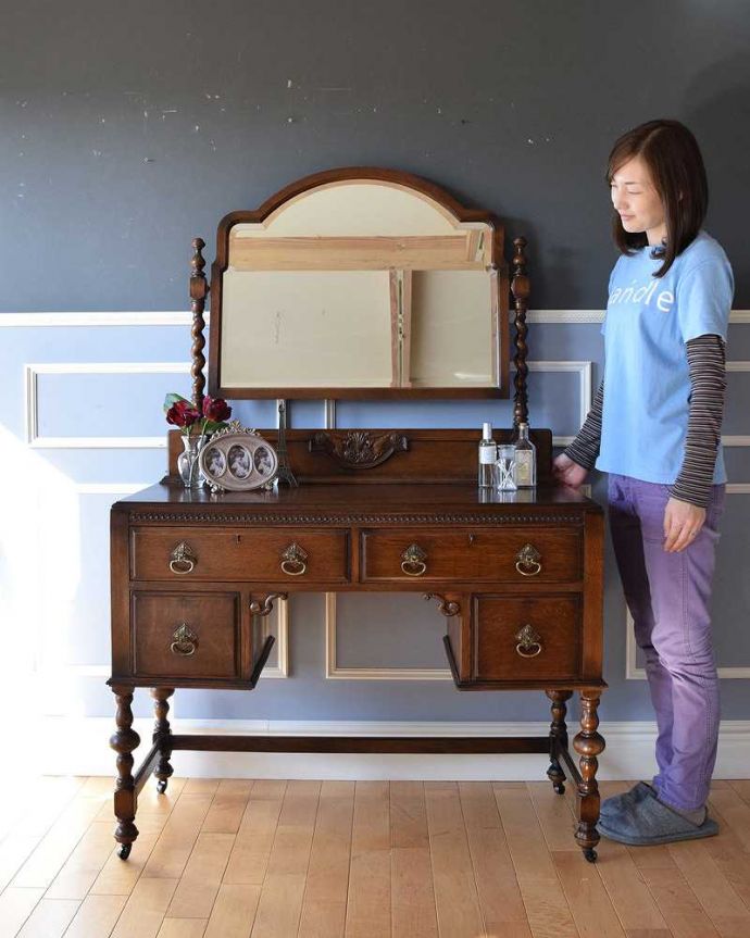 クエーカーチェア　アンティーク家具　豪華な装飾が美しい英国アンティーク家具、キャスター付きのドレッシングテーブル。女性のため家具。(k-1861-f)