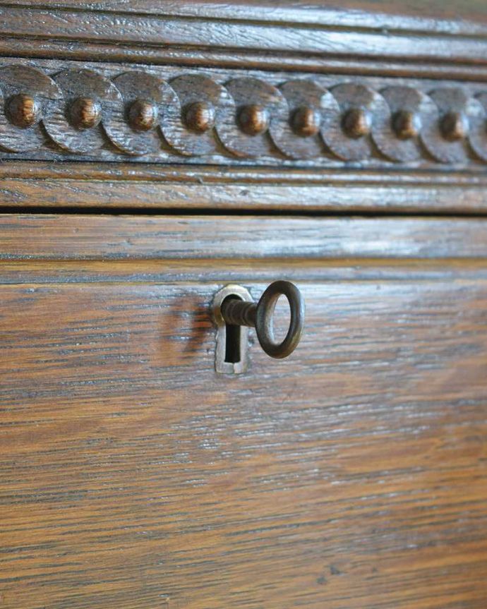 クエーカーチェア　アンティーク家具　豪華な装飾が美しい英国アンティーク家具、キャスター付きのドレッシングテーブル。カギも使えるように修復してあります。(k-1861-f)