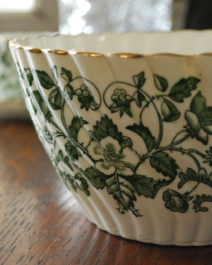 テーブルウェア(食器)　アンティーク雑貨　落ち着いたグリーンの草花×金彩が美しい、英国輸入のアンティーク　ボウル(大)。草花が、統一されたアンティークグリーンで仕上げられています。(k-1861-z)
