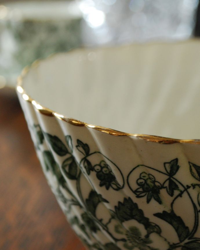 テーブルウェア(食器)　アンティーク雑貨　落ち着いたグリーンの草花×金彩が美しい、英国輸入のアンティーク　ボウル(大)。縁どりには美しい金彩が装飾されています。(k-1861-z)