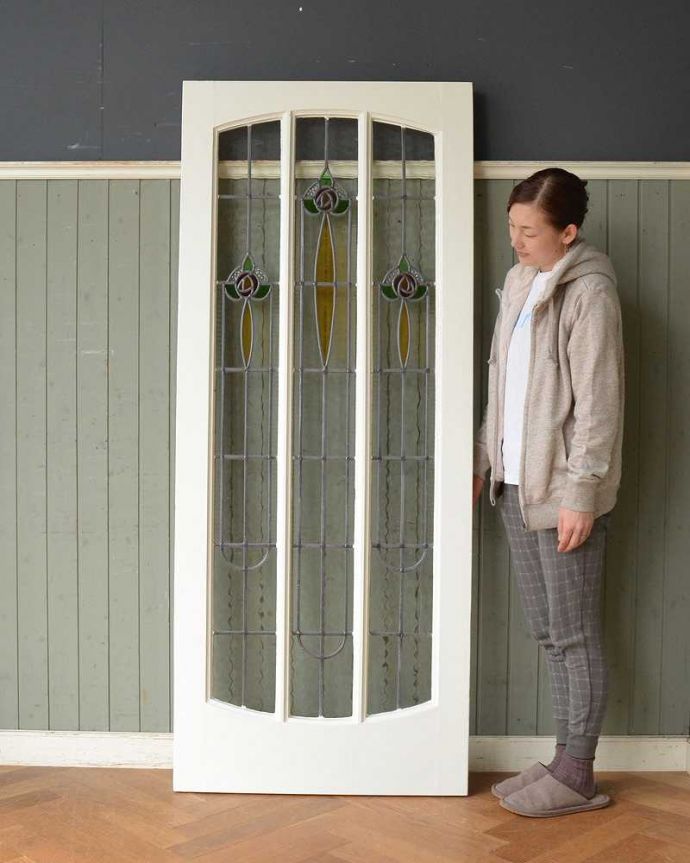 ドア・ゲート　アンティーク家具　バラ柄のステンドグラスが可愛い英国アンティークのドア。ステンドグラスがキレイなアンティークのドア大きなステンドグラスが入ったアンティークらしいドア。(k-1862-f)
