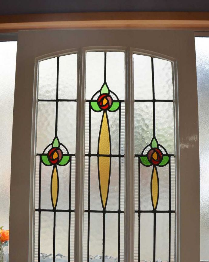 ドア・ゲート　アンティーク家具　バラ柄のステンドグラスが可愛い英国アンティークのドア。光が射し込むとキラキラ輝きます買い付けの時、一番こだわったステンドグラスの柄。(k-1862-f)