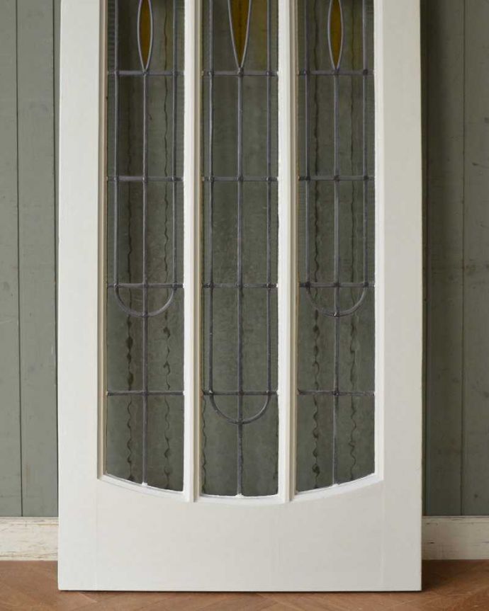 ドア・ゲート　アンティーク家具　バラ柄のステンドグラスが可愛い英国アンティークのドア。木製のモールもステキステンドだけじゃなく、木製部分もこだわったデザインになっています。(k-1862-f)