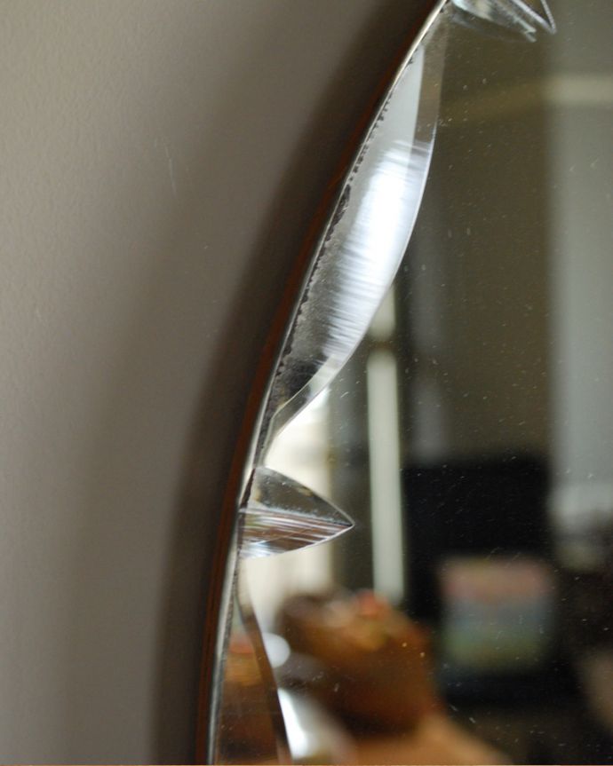 アンティーク ミラー（鏡）　アンティーク雑貨　まん丸なかたちのアンティークカッティングミラー、イギリス輸入の鏡。現代のミラーの倍くらいの厚みがあるんです。(k-1862-z)