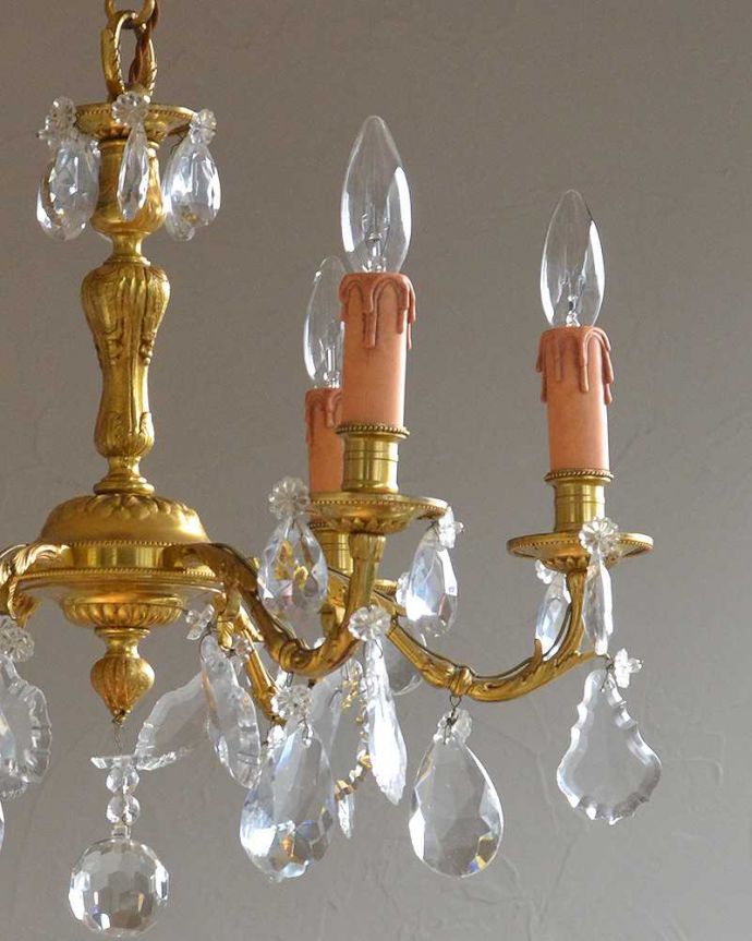 シャンデリア　照明・ライティング　フランスアンティークの照明、ガラスドロップ×真鍮製シャンデリア（Ｅ17シャンデリア球付）。昼間は灯りをつけなくても、太陽の光でキラキラと輝きます。(k-1864-z)