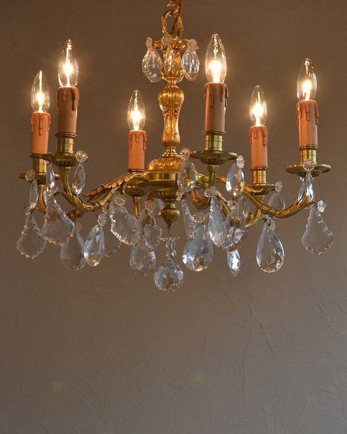 シャンデリア　照明・ライティング　フランスアンティークの照明、ガラスドロップ×真鍮製シャンデリア（Ｅ17シャンデリア球付）。灯りが灯るとさらにゴージャスな雰囲気になります。(k-1864-z)