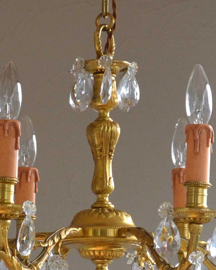シャンデリア　照明・ライティング　フランスアンティークの照明、ガラスドロップ×真鍮製シャンデリア（Ｅ17シャンデリア球付）。たっぷり付いたガラスのアクセサリーのゆらめきがロマンチックです。(k-1864-z)