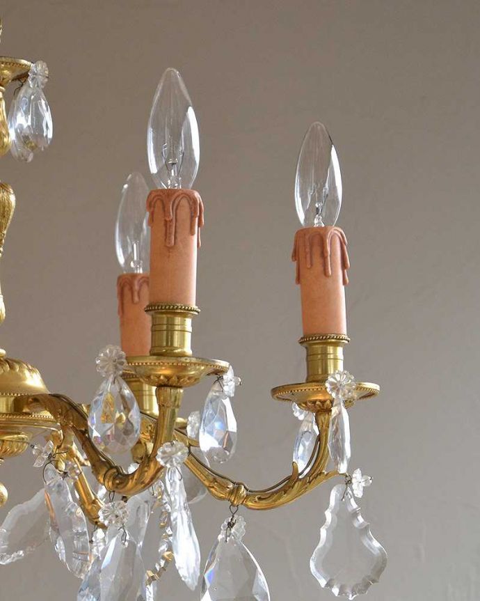 シャンデリア　照明・ライティング　フランスアンティークの照明、ガラスドロップ×真鍮製シャンデリア（Ｅ17シャンデリア球付）。オーバーホール済みなので安心してお使い頂けます。(k-1864-z)