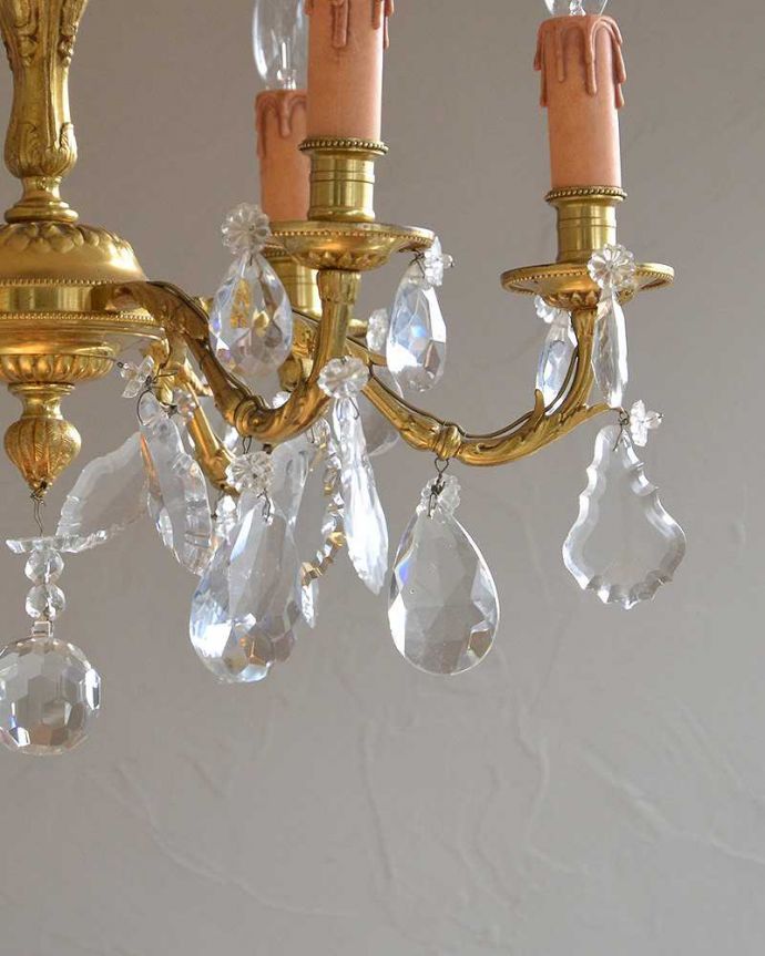 シャンデリア　照明・ライティング　フランスアンティークの照明、ガラスドロップ×真鍮製シャンデリア（Ｅ17シャンデリア球付）。お花とカッティングガラスのビーズがキラキラキレイに輝きます。(k-1864-z)