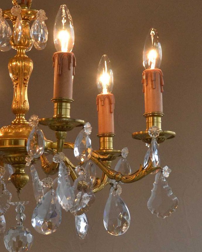 シャンデリア　照明・ライティング　フランスアンティークの照明、ガラスドロップ×真鍮製シャンデリア（Ｅ17シャンデリア球付）。たっぷり付いたガラスのアクセサリーのゆらめきがロマンチックです。(k-1864-z)