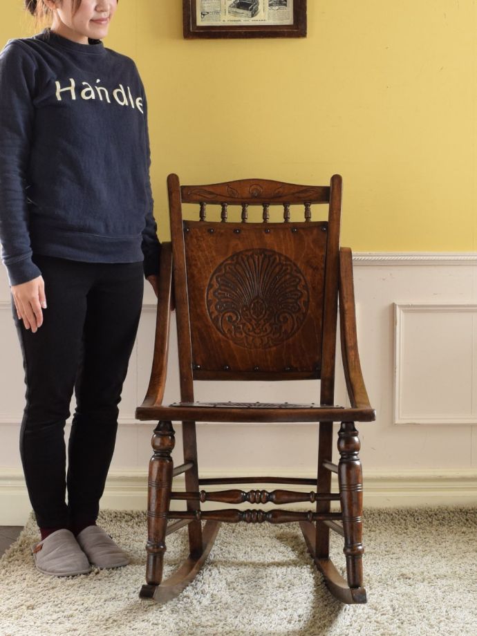 英国アンティークのロッキングチェア、座面と背もたれの模様が美しい揺り椅子